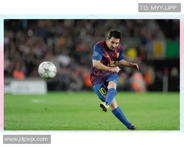 足球明星与女友的浪漫旅程揭示爱情背后的故事与挑战 足球明星与女友的浪漫旅程揭示爱情背后的故事与挑战