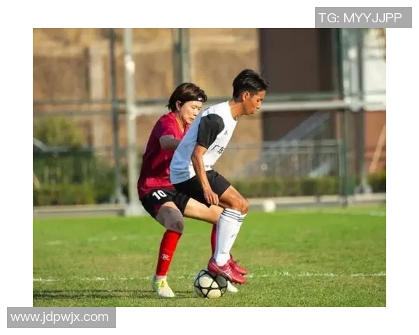 足球明星情感丰富的多情种动作展现球场内外的魅力与风采 足球明星情感丰富的多情种动作展现球场内外的魅力与风采